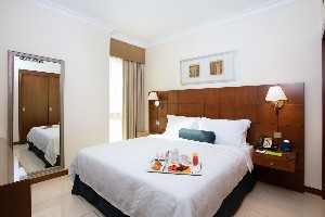 King bed, WiFi, kitchen, walk-in shower.