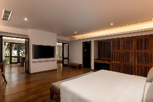 Jacuzzi and a bigger floor area with sea views