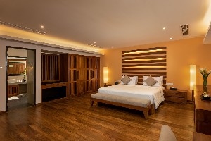 Jacuzzi and a bigger floor area with sea views