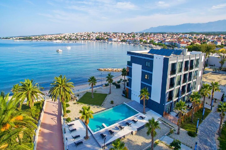 widok na basen i morze