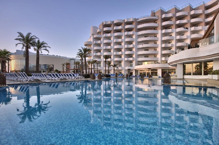 basen po zachodzie słońca